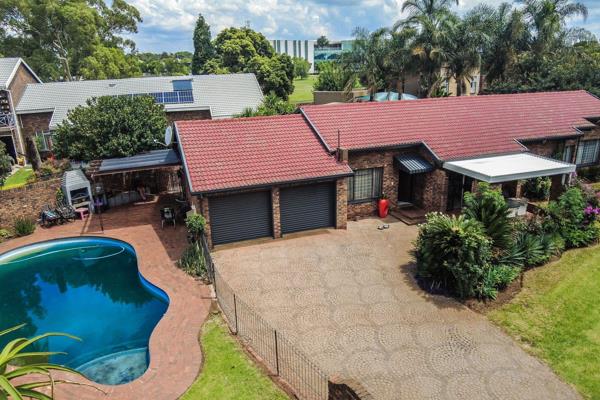 Exclusive Mandate - No agents.
Doringkloof is a desirable suburb in Centurion, known for its family-friendly atmosphere and convenient access to amenities. A property featuring three bedrooms, an office, and a pool house &amp; Braai area.  Ideal blend of comfort ...