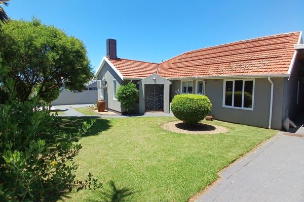 This beautiful home is conveniently located in Humewood.  This charming home offers an open-plan living area with beautiful parquet ...