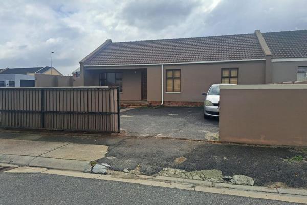 Old Strandfontein: Situated in a peaceful cul-de-sac Convenience: Directly across from a children&#39;s park 

Three Bedrooms: Main ...