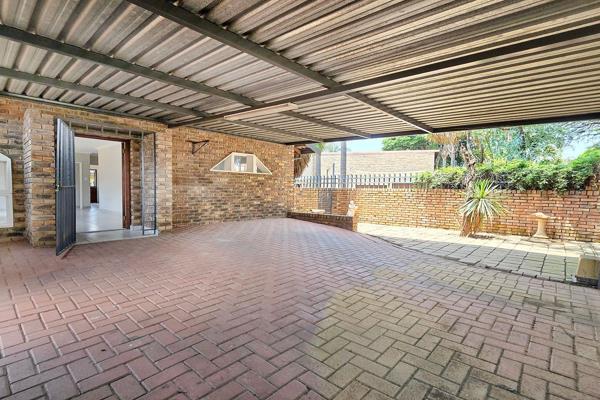 Nestled in a quiet boomed-off area just below Waterkloof High School, this delightful 2-bedroom garden cottage offers the perfect ...