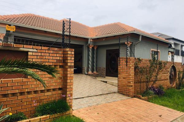 Location: Cosmo City, Johannesburg

Features:

- 3 Spacious Bedrooms
- Main Bedroom En-suite
- Modern Kitchen
- Lounge and ...