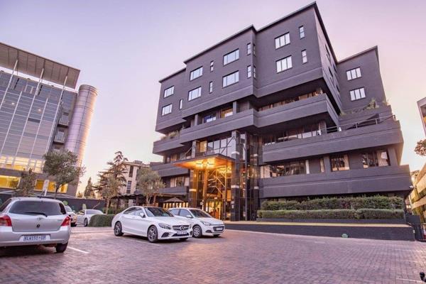 Stunning  studio apartment in the heart of Sandton just 700m from Sandton City Mall, 800m from the Gautrain and 10 km from Montecasino ...