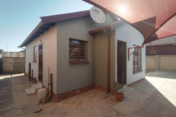 This comfortable 3 bedroom home is designed for easy living, It includes 1 bathroom, kitchen, lounge and a parking with carport.

 ...