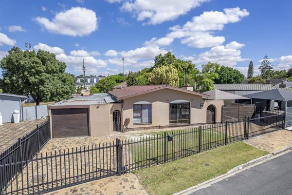 This lovely family home, set on a large 898m2 plot, is perfectly located near Paarl ...