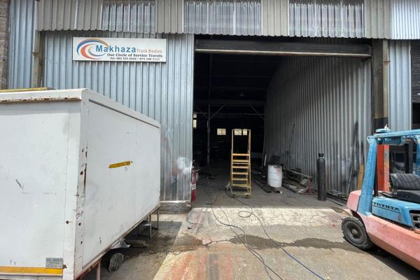 This 550m2 industrial space offers functionality and convenience for a wide range of ...