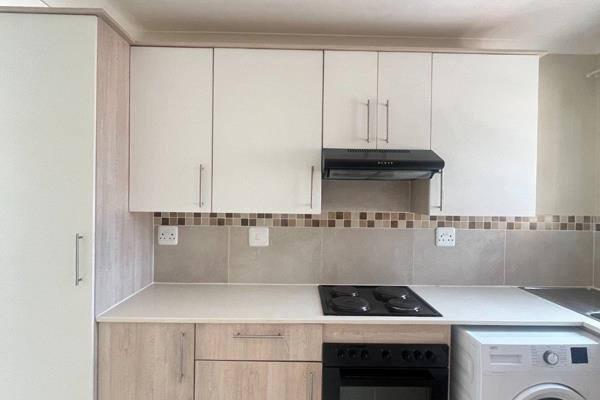 This Stunning 2 Bedroom Apartment with 2 Bathrooms is a perfect Investment walking distance from the School!!

Open plan Modern ...