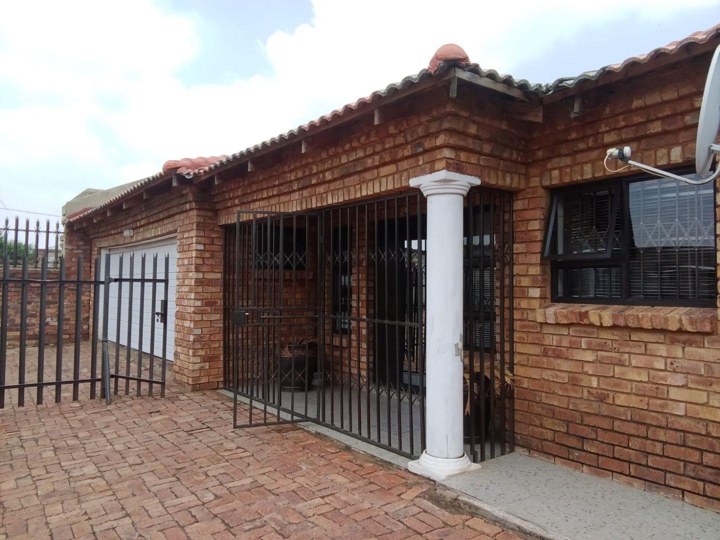 3 Bedroom House for sale in Geluksdal Ext 2 - P24-115447960