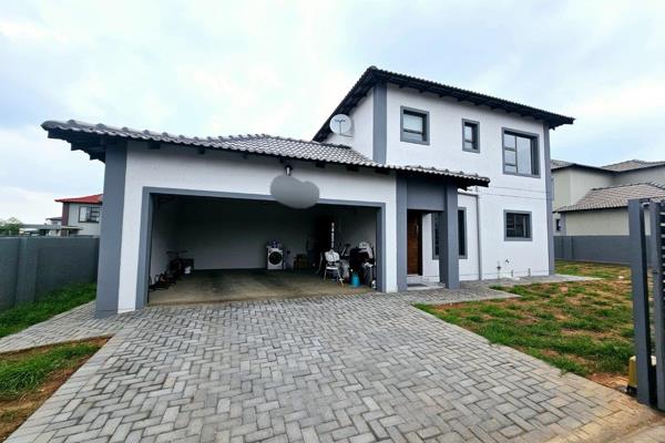 3 Bedroom 
2.5 bath 
Double Garage 

Open plan  plan Lounge and Ding room

Walking into the open plan kitchen
Space for Double Fridge ...