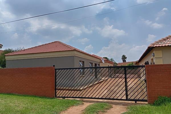 Charming 3-Bedroom Home in Peaceful Greenhills, Randfontein

Nestled in the serene and ...