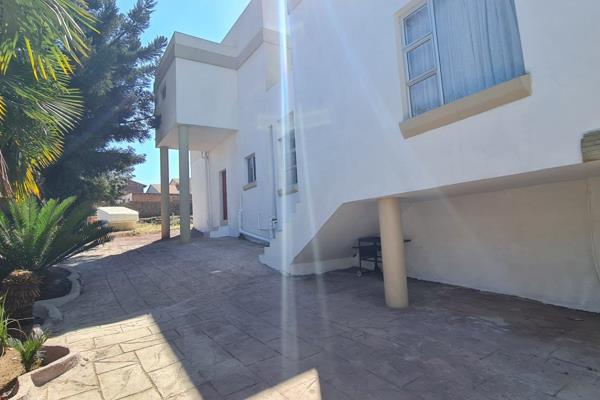 A lovely 2 Bed 2 bath unit for rent. This unit is sharing. 

For 1 individual the rental is R5000. For sharing, the rental is R4500


1 ...