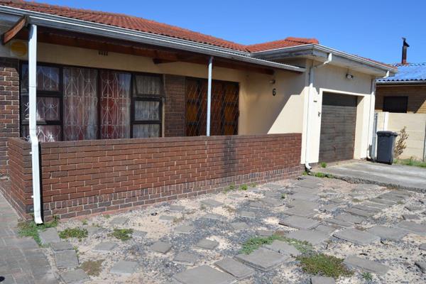 Sole Mandate 

This charming property is set on a 744 square meter erf and offers ample space for comfortable living. It features a spacious lounge and dining room, perfect for family gatherings. The kitchen is well-equipped with fitted cupboards, an under-counter oven ...