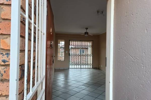 Delightful Apartment, next door to everything.

Highveld is an upmarket sought-after suburb South East form Centurion CBD
The unit ...