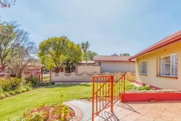 A cozy family home with a lovely garden, ideally set between two schools (RAM &amp; Riebeeck Rand), a short walk from the Tambotie Mall ...