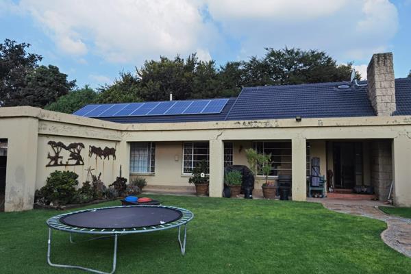 Easy access to P91/ Modderfontein road to Greenstone.
4 Bedrooms with fireplace in main ...