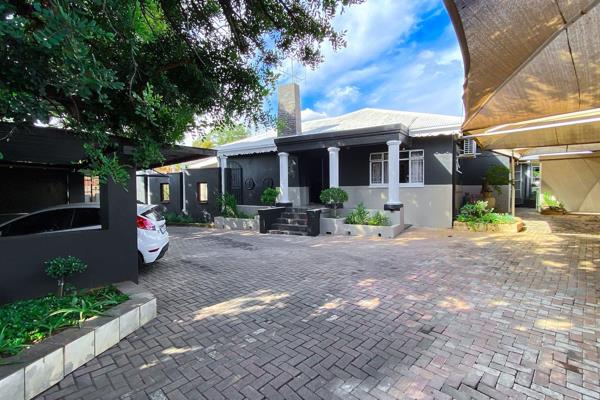 &quot;Old charm&quot; house, in the middle of Menlo Park, short distance to many ...