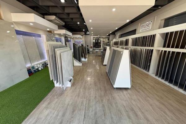 225m&#178; Retail SHowroom @ R200/m&#178;
1 x Tandem Bay @ R3000/bay

Available from ...