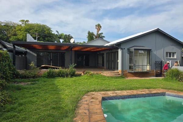 Lovely renovated 4 bedroom House  in Sinnoville above Sefako  Makgatho drive .

This lovely 4 bedroom  with study or 5 bedroom  and 3 ...