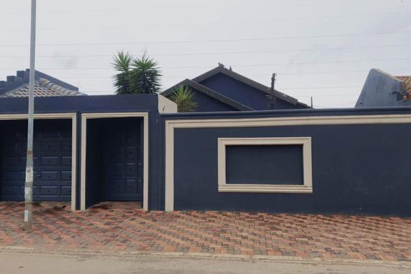 3bed 2bath Family home for rental in protea gardens 
This stunning house consists of  3beds, 2bath both being ensuite, one with shower ...