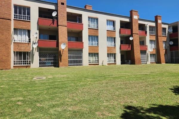 This 2-bedroom fixer-upper is a great investment opportunity in the sought-after Waterkloof Glen area. Perfect for buyers looking to ...