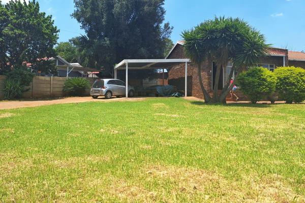 The perfect starter home on a large stand with great potential and in a great location. Inviting offers from R1,300,000.00.

Open plan ...