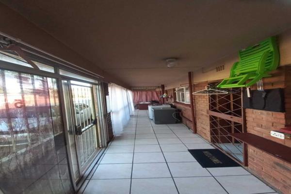 A fantastic opportunity to own a spacious and versatile flat in the sought-after area of Vanderbijlpark CE2. Perfect for first-time ...