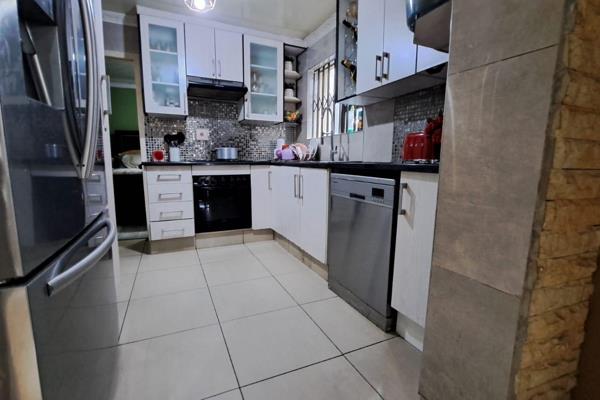 Modern 2-Bedroom House for Sale in Diepkloof, Soweto

This beautifully modern 2-bedroom, 1-bathroom home in Diepkloof offers comfort ...