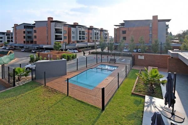 Nestled in the serene suburb of Bartlett in Boksburg, this delightful three-bedroom apartment offers a perfect blend of comfort and ...