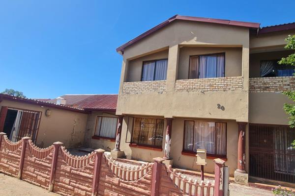 This home offers the following:
5 Bedrooms with build in cupboards
3 Bathrooms (one ...