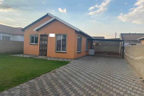 This house consists of three bedrooms, the main bedroom has a bathroom en-suite, full bathroom, lounge, and fitted kitchen. There&#39;s ...