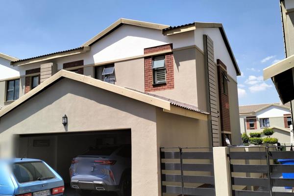 If you looking for a Stunning 3x duplex house to call home LOOK NO FURTHER..... We have the PERFECT house for you.
Situated in the ...