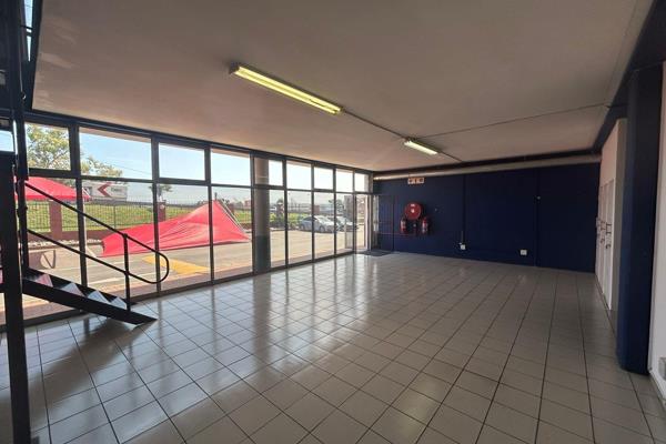 This 387m2 warehouse offers a spacious and adaptable open floor plan, perfect for ...