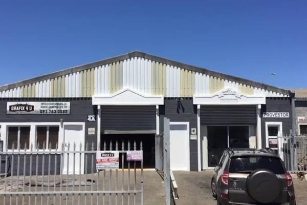 121 sqm small commercial property at top end of Fish eagle park. 
Ideal for small ...