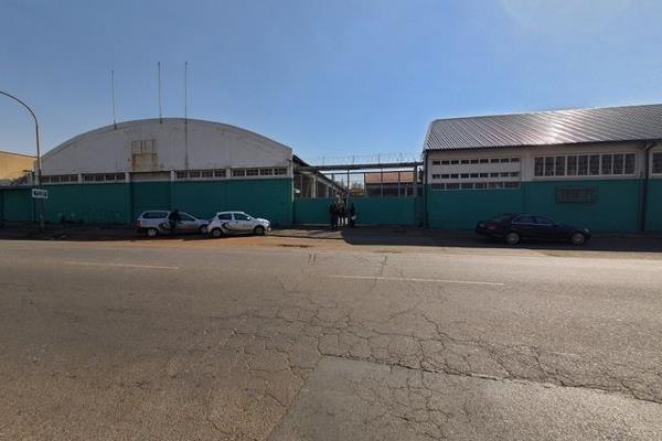 This expansive 5,500m2 industrial warehouse in Denver, Johannesburg, offers a strategic ...