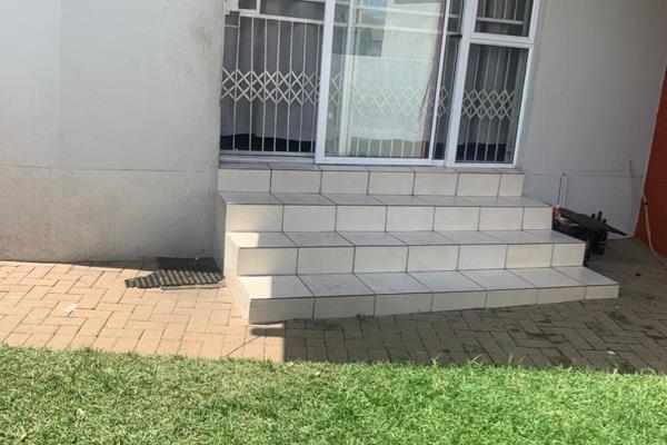 Double story Townhouse
Perfect family home
Situated in a safe and secure complex
Close to shopping center
Easy access to the N4 and ...