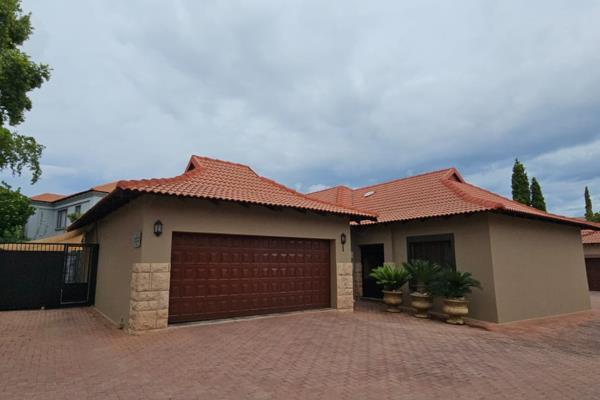 This amazing single story home is ideally situated in Six Fountains Estate.

The home consists of:
- Kitchen &amp; Laundry- A ...