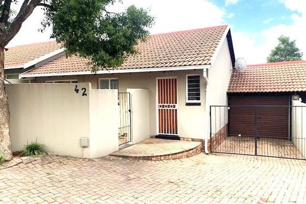 TOWNHOUSE TO RENT IN SUNDOWNER
CLOSE TO NORTHGATE SHOPPING MALL
Open plan kitchen / lounge leading to open patio and small garden
1 ...