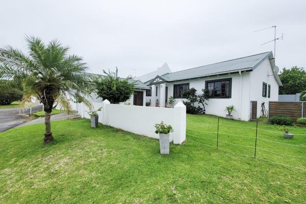 Relaxed lifestyle living at its best, in a good area!

On offer we have 3 bedrooms, 2 bathrooms, lounge, kitchen, dining area and a ...