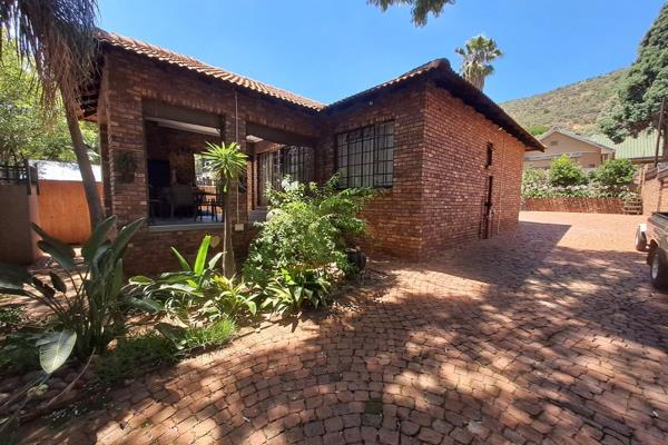 Pretoria North above Berg Avenue a very neat modern 3 bedroom house for sale with open plan Family/TV Room, 2 bathrooms, open plan ...