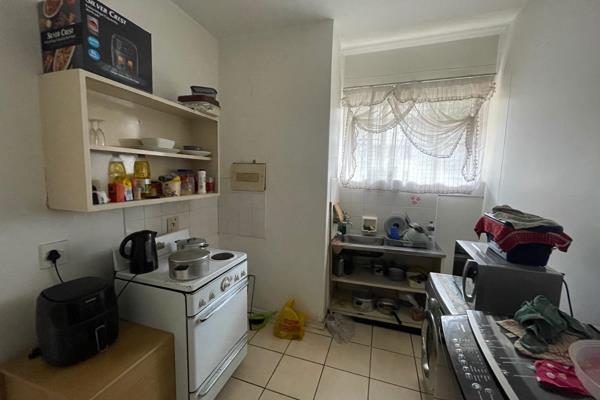 Invest in this immaculate bachelor situated in Sunnyside near UNISA Campus.
This property comes with a full kitchen with a stove, full ...