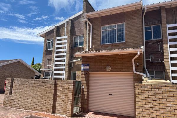 Lovely duplex in Framesby, neat as a pin and ready for a new family. The unit offers:

- ...