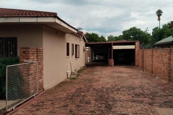 Een slaapkamer tuinwoonstel tehuur op n deel erf in Pretoria Noord.
Klein sitkamer, klein kombuis, badkamer met stort en toilet. Een ...