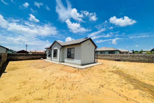 Charming 3 Bedroom House for Sale in Klarinet Ridgeway Witbank.

We present a wonderful opportunity to own a beautiful 3 bedroom, 2 ...