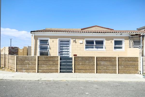 Beautiful 3 Bedroom property in Rocklands to rent. Newly renovated with aluminium ...