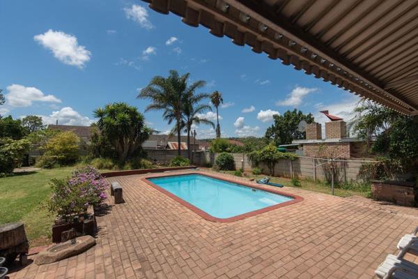 Discover your dream home in the tranquil suburb of Mosel in Uitenhage. This expansive property features wide open sunny spaces for ...