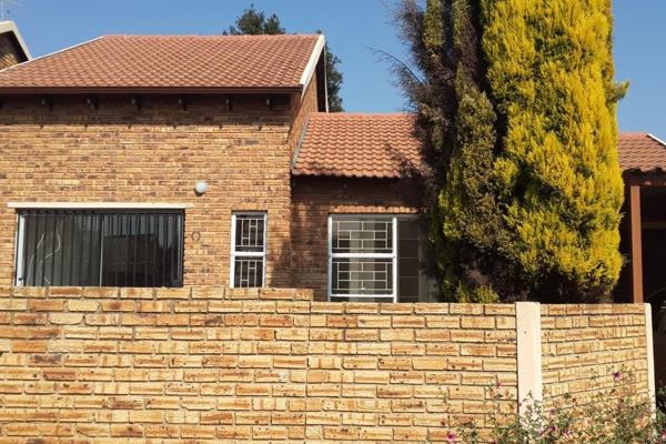 Spacious 3-Bedroom Townhouse in Weltevreden Park! 

Available 1 February 2025.

This ...