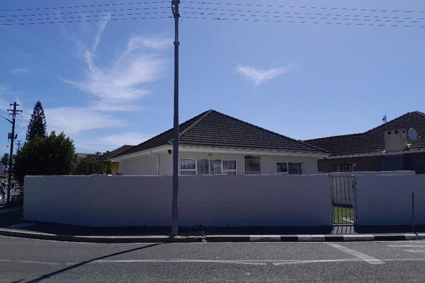 3 Bedroom House For Rent in Lansdowne 

- All bedrooms fitted with Built-in cupboards
- ...