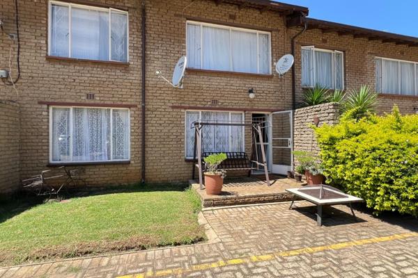 This cozy 1-bedroom apartment in Krugersdorp North is perfect for singles or couples ...