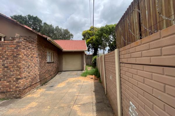 Lovely north-facing family home in the heart of Paul Krugeroord, Springs. 

This charming tiled residence offers a perfect blend of ...