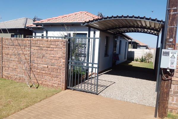 This 3-bedroom, 2-bathroom house in Protea Glen Star Village is a great find! The main bedroom has a built-in cupboard for convenient ...