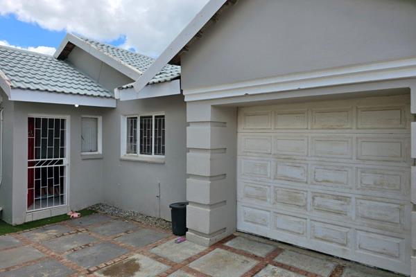 3 Bedroom house for sale in Nkowankowa.
Kitchen and lounge.
Garage and Carport.
Electric fence.
Pre-paid electricity.

Tzaneen ...